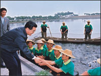 胡锦涛总书记和养殖场员工亲切握手